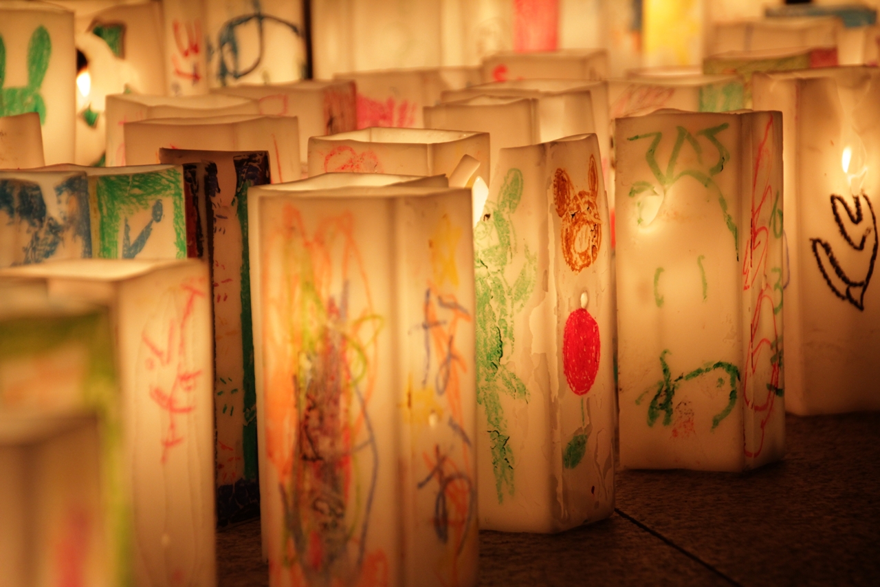 Photograph of memorial lanterns at the Japanese memorial of the Hiroshima bombing, August 6th, 2014. By Vanvelthem Cédric (Own work) [CC BY-SA 4.0], via Wikimedia Commons
